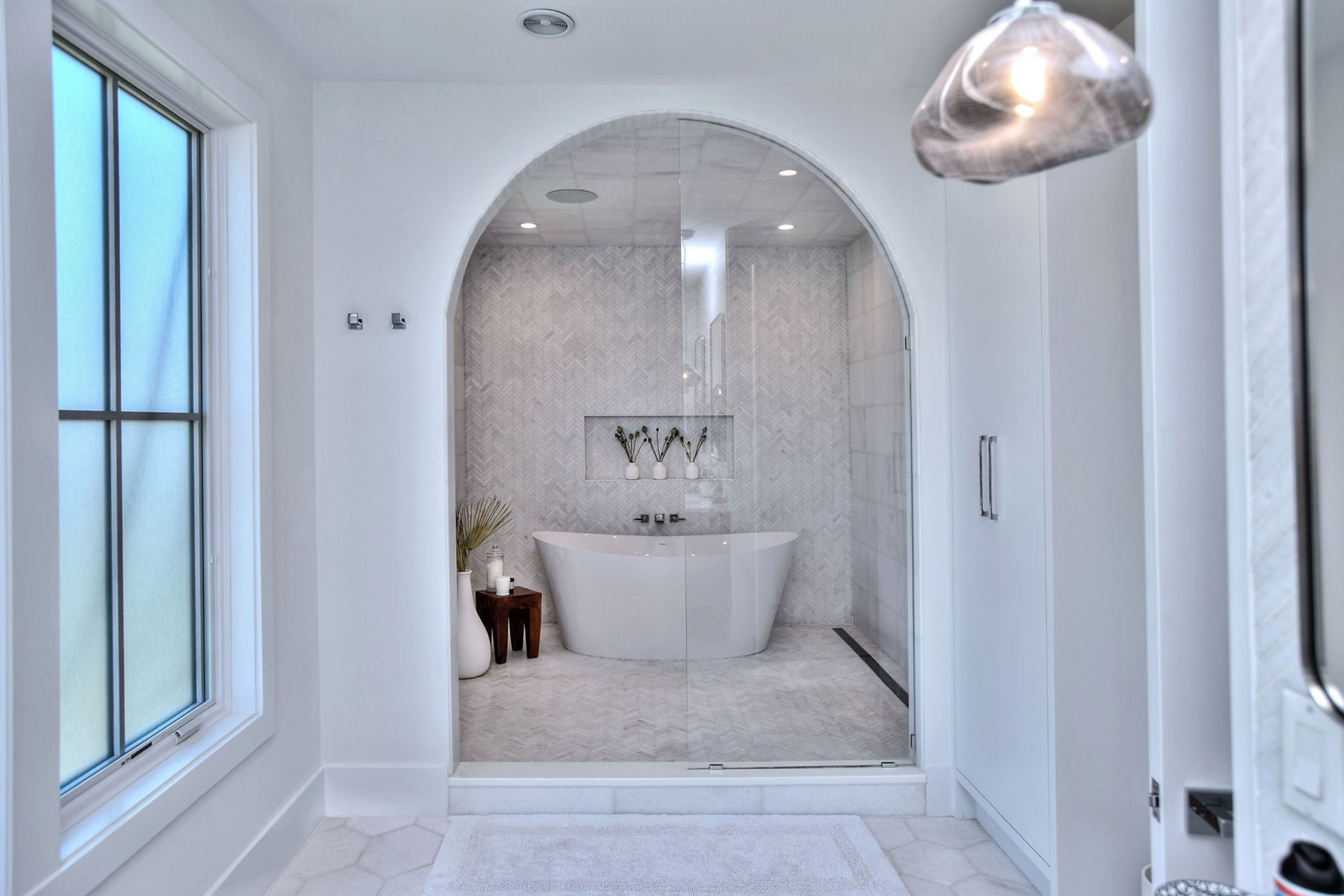 Arched tub alcove in white marble