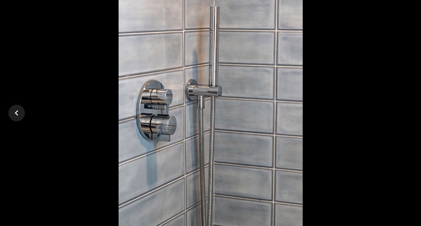 Shower in soft grey tile